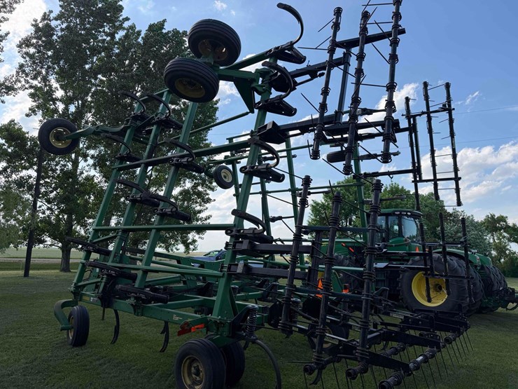 john-deere-chisel-plow-image-3