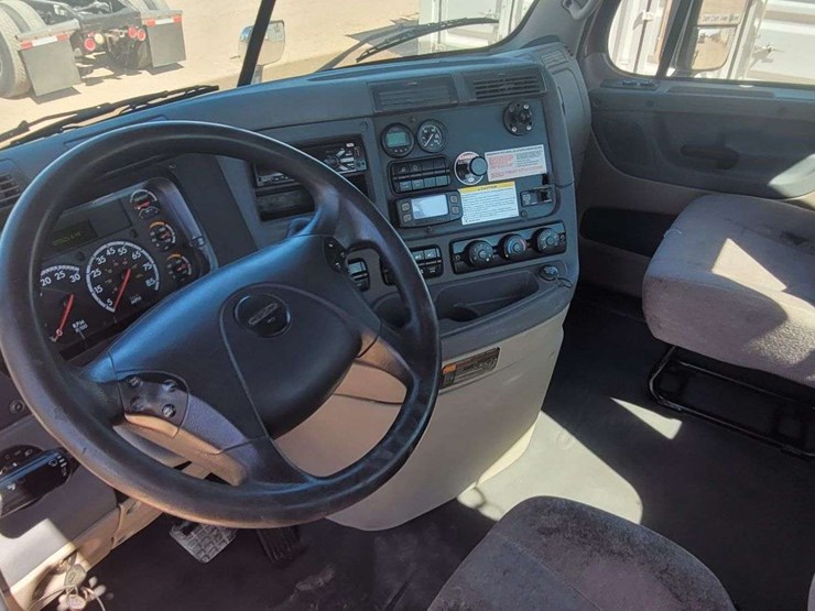 2019-freightliner-cascadia-113-image-14