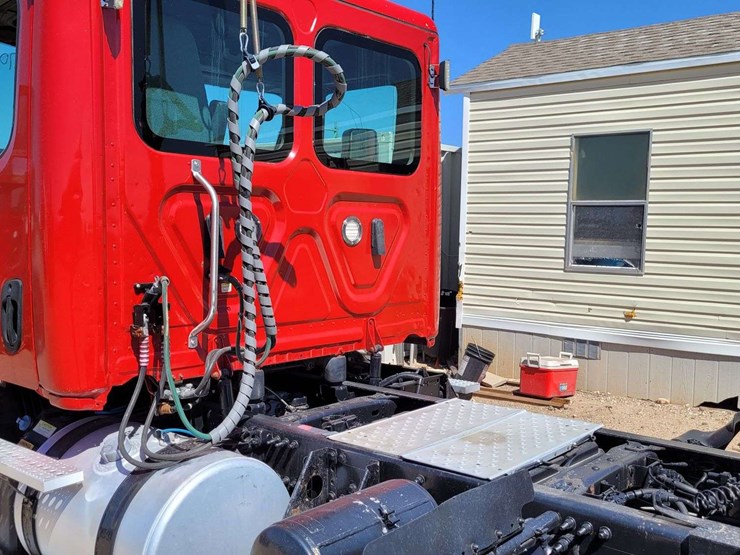 2019-freightliner-cascadia-113-image-9