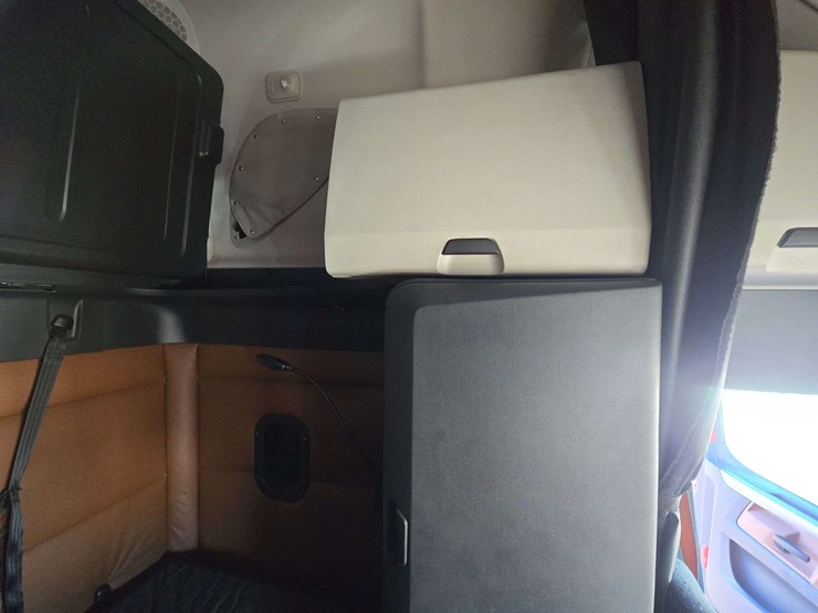2019-freightliner-cascadia-123-sleeper-cab-truck-tractor-image-27