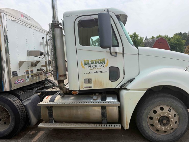 freightliner-semi-image-7