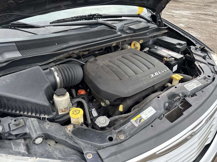 2014-chrysler-town-&-country-image-16