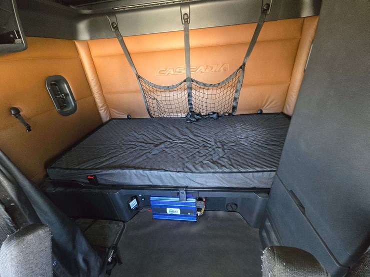 2019-freightliner-cascadia-123-sleeper-cab-truck-tractor-image-24