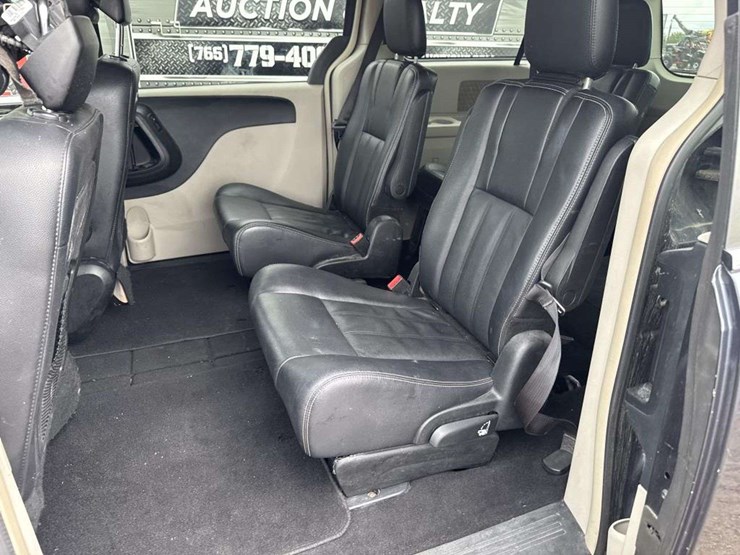 2014-chrysler-town-&-country-image-10