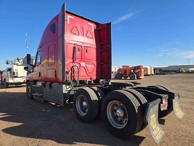 2019-freightliner-cascadia-123-sleeper-cab-truck-tractor-image-9