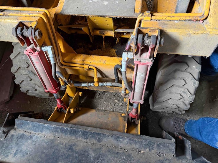 mini-cat-skid-steer-image-1