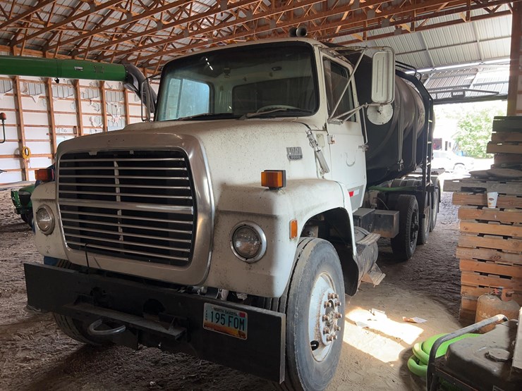 1984-ford-9000-image-1