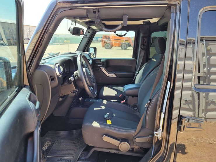2015-jeep-wrangler-unlimited-sahara-image-9