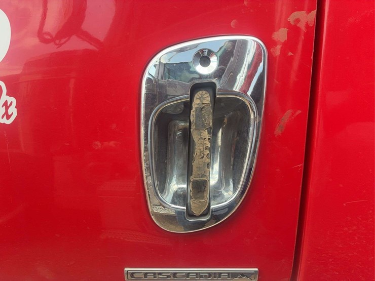 2009-freightliner-cascadia-125-image-30