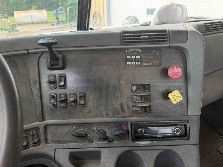 freightliner-semi-image-27