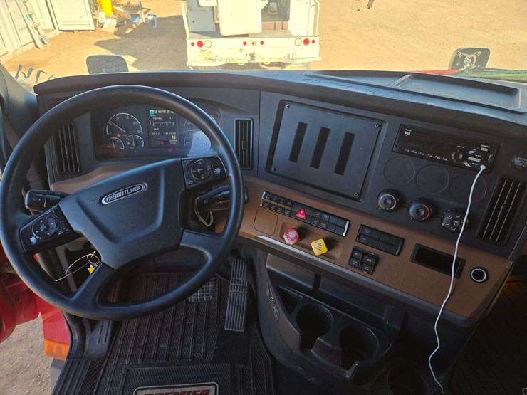 2019-freightliner-cascadia-123-sleeper-cab-truck-tractor-image-30