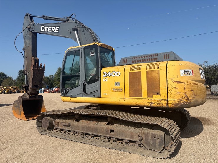 2010-deere-240d-lc-image-4