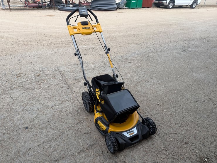 #2005-•-dewalt-rwd-push-mower-image-2