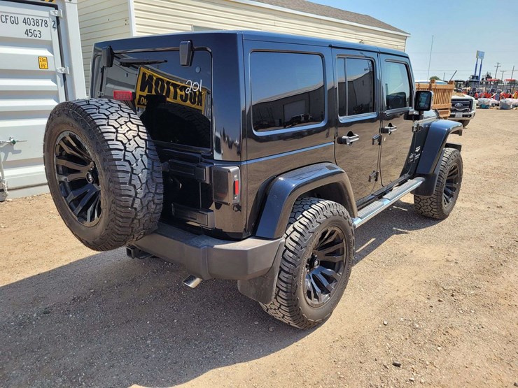 2015-jeep-wrangler-unlimited-sahara-image-3