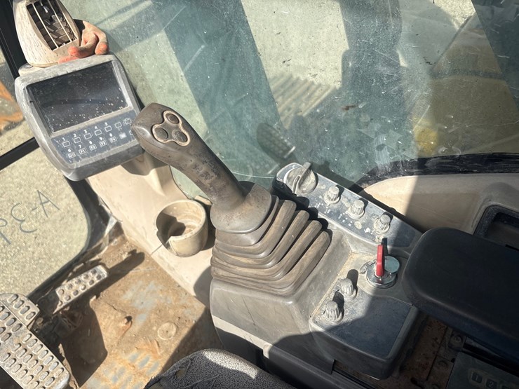 2010-deere-240d-lc-image-19