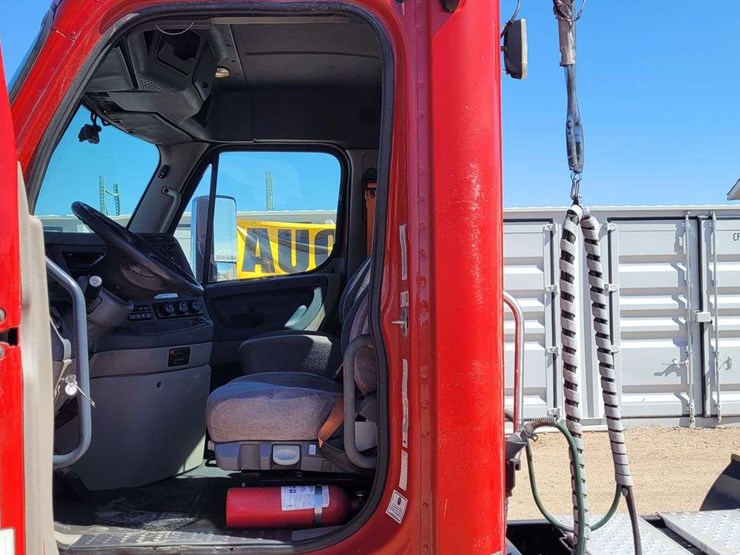 2019-freightliner-cascadia-113-image-13