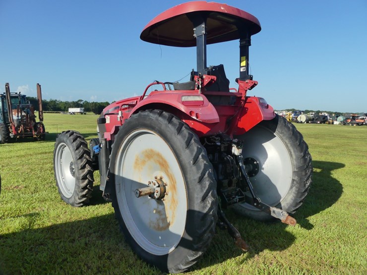 2017-case-ih-farmall-140a-image-4