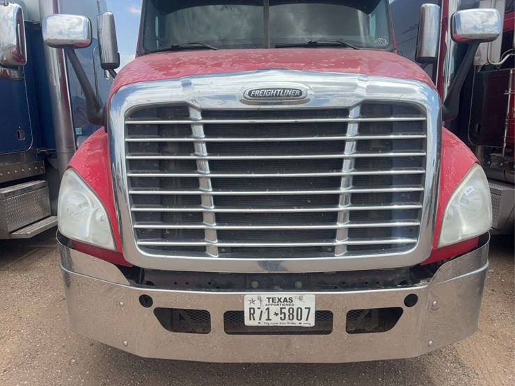 2009-freightliner-cascadia-125-image-24