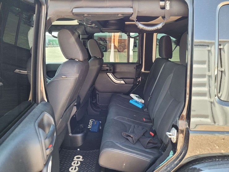 2015-jeep-wrangler-unlimited-sahara-image-6