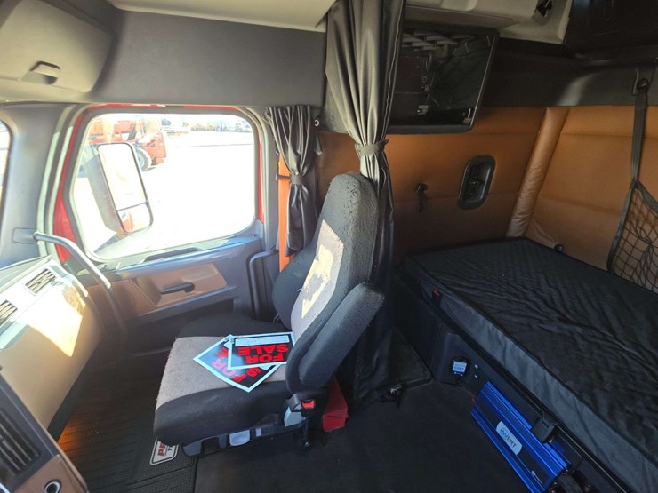 2019-freightliner-cascadia-123-sleeper-cab-truck-tractor-image-23