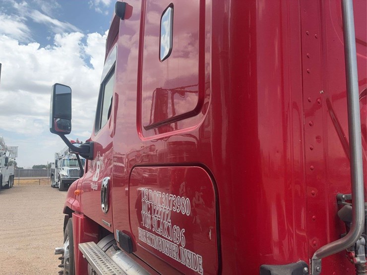 2009-freightliner-cascadia-125-image-22
