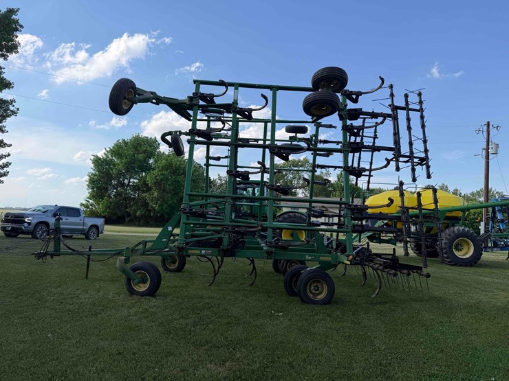 john-deere-chisel-plow-image-2