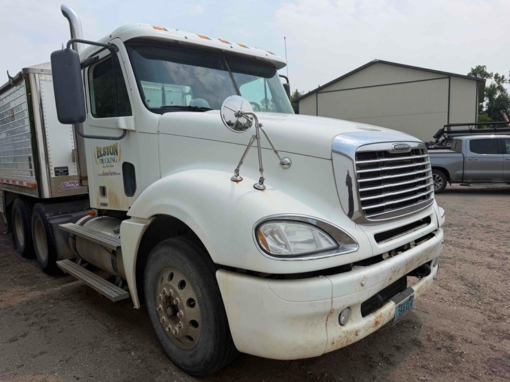 freightliner-semi-image-6