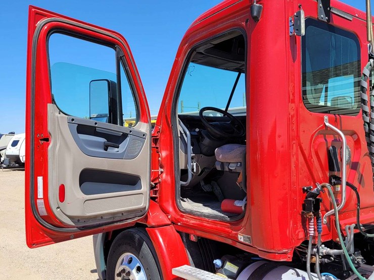 2019-freightliner-cascadia-113-image-11