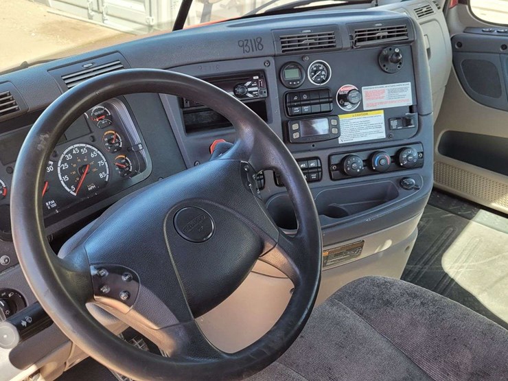 2019-freightliner-cascadia-113-image-13