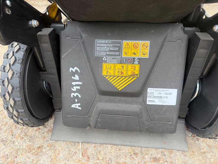 #2005-•-dewalt-rwd-push-mower-image-11