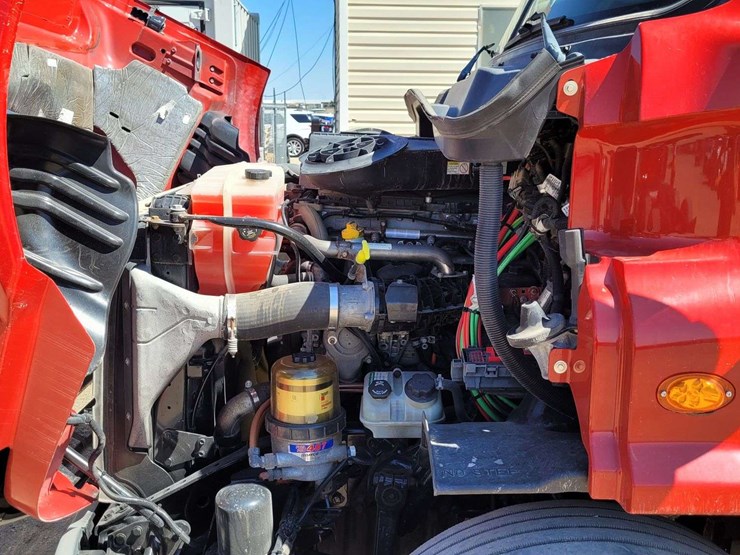 2019-freightliner-cascadia-113-image-17