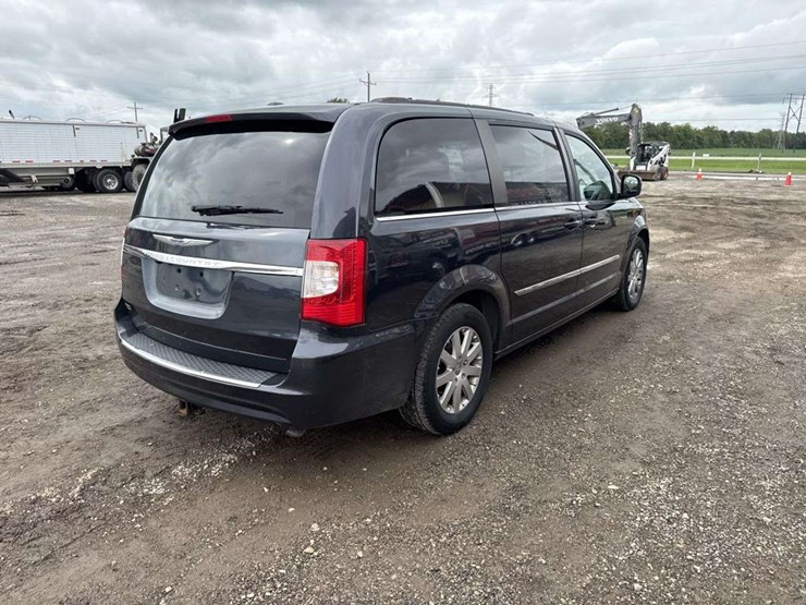 2014-chrysler-town-&-country-image-3