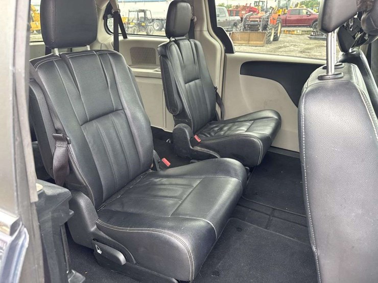 2014-chrysler-town-&-country-image-11