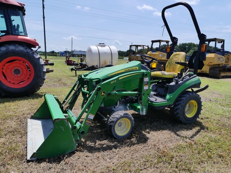 2018-john-deere-1025r-image-2