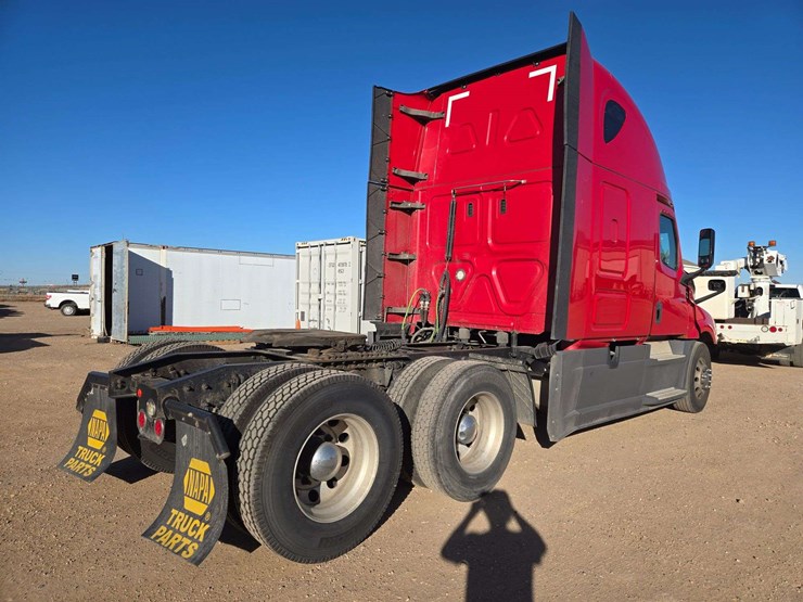 2019-freightliner-cascadia-123-sleeper-cab-truck-tractor-image-7
