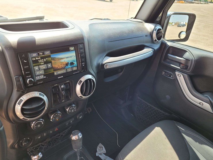 2015-jeep-wrangler-unlimited-sahara-image-11