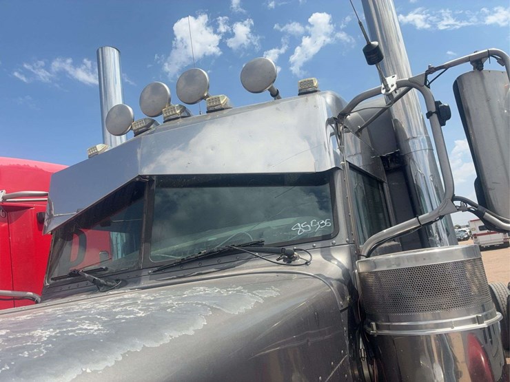 2008-peterbilt-389-image-22