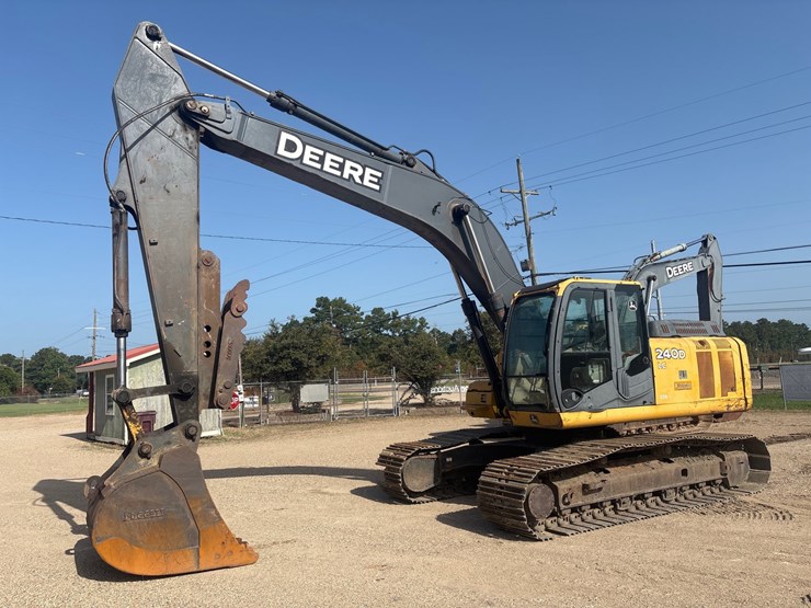 2010-deere-240d-lc-image-3