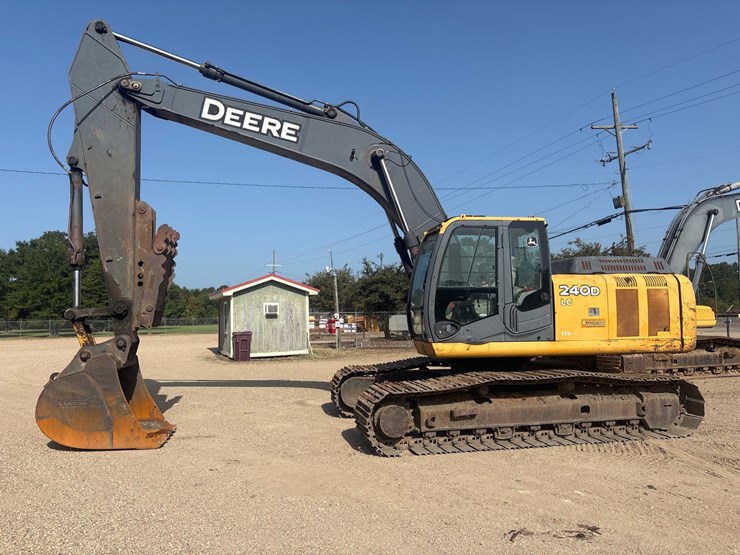 2010-deere-240d-lc-image-1