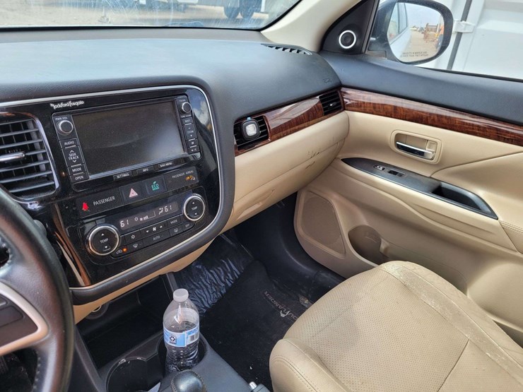 2014-mitsubishi-outlander-image-16