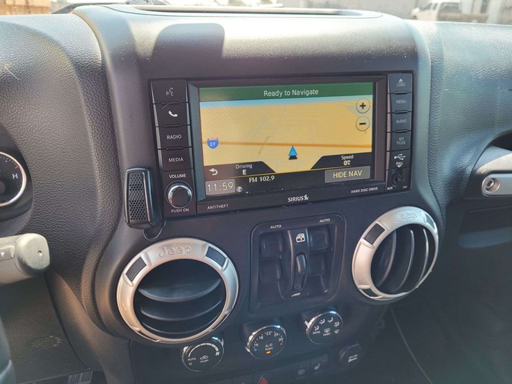 2015-jeep-wrangler-unlimited-sahara-image-13