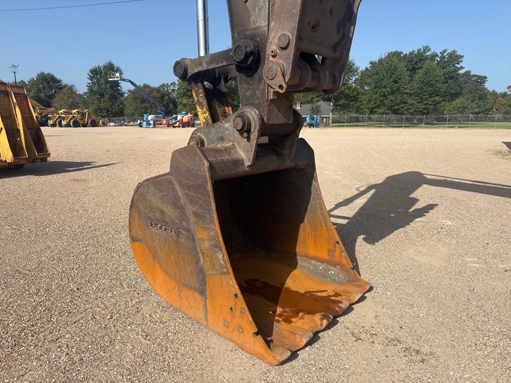 2010-deere-240d-lc-image-7