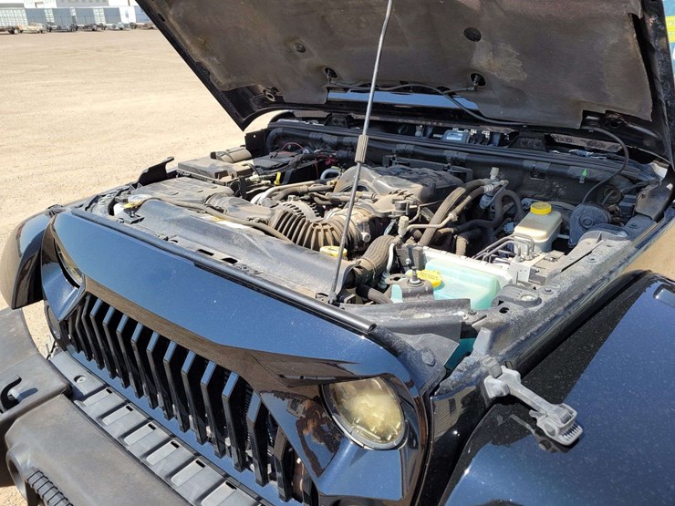 2015-jeep-wrangler-unlimited-sahara-image-16