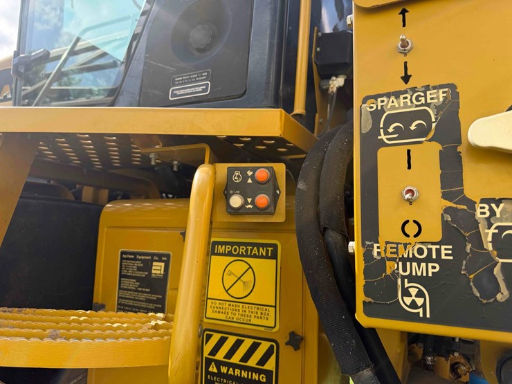 rogator-864-sprayer-image-25