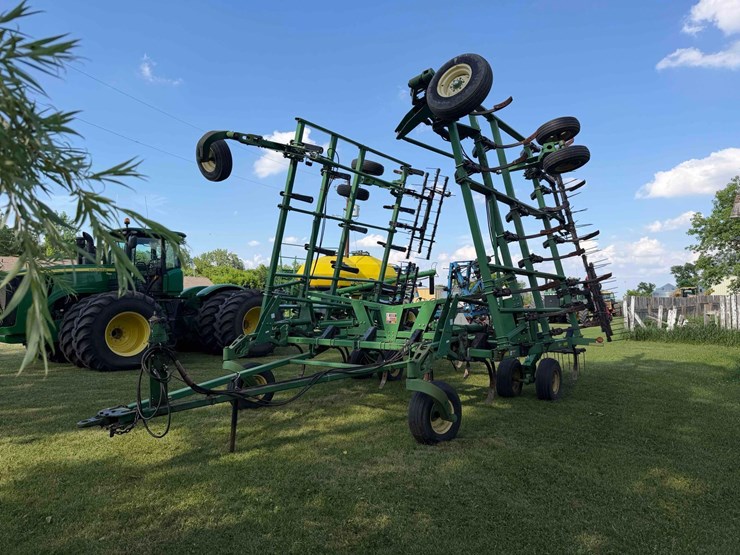 john-deere-chisel-plow-image-1