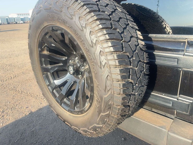 2015-jeep-wrangler-unlimited-sahara-image-21