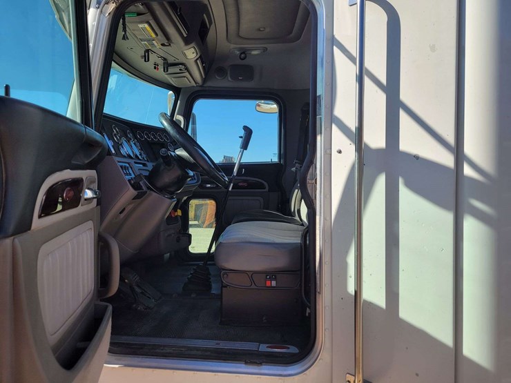 2014-peterbilt-386-image-12