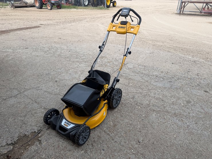 #2005-•-dewalt-rwd-push-mower-image-1