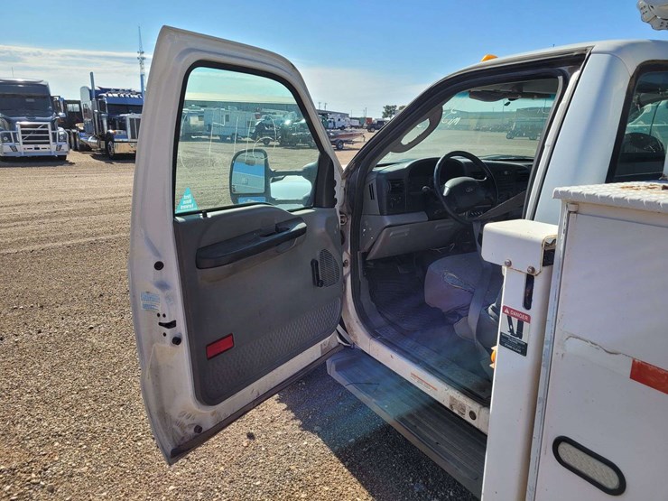 2006-ford-f550-image-18