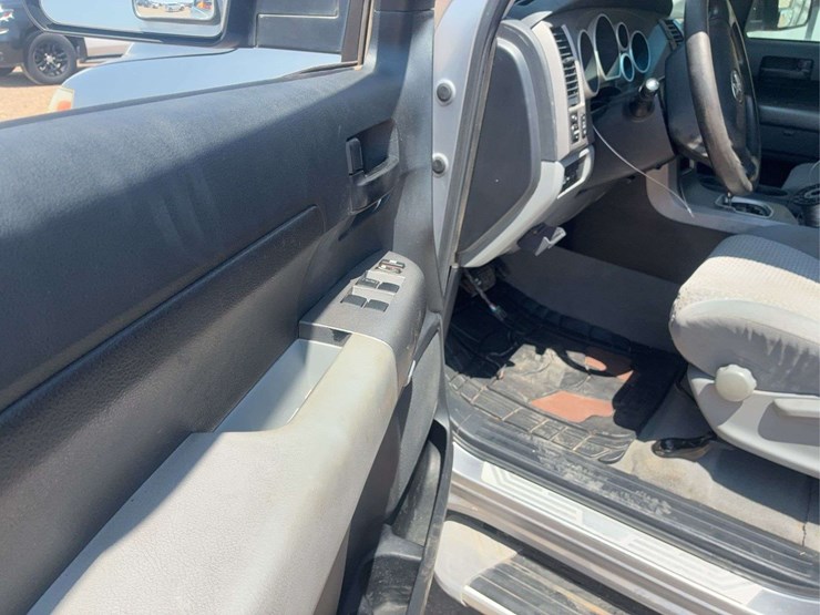 2010-toyota-tundra-image-23